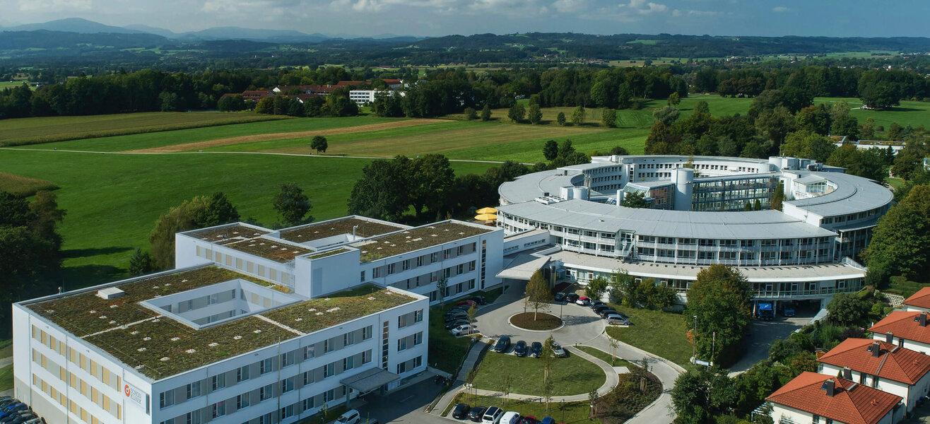 Luftaufnahme der Schön Klinik Bad Aibling Harthausen mit Klinikgebäuden