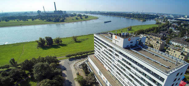 Luftaufnahme der Schön Klinik Düsseldorf am Rhein mit Blick auf das Klinikgebäude und die Umgebung