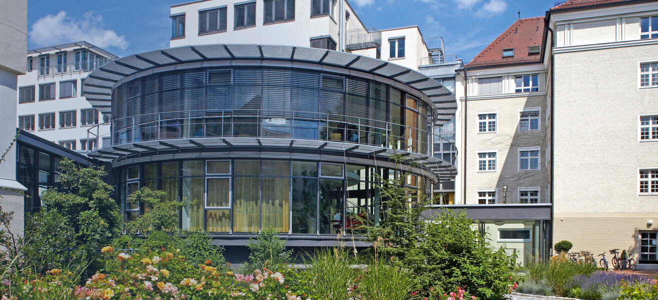 Außenansicht der Schön Klinik München Schwabing mit moderner Fassade