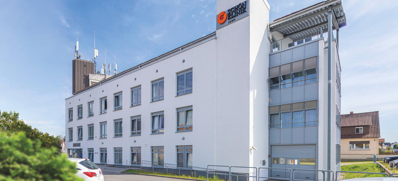 Außenansicht der Schön Klinik Lorsch bei sonnigem Wetter