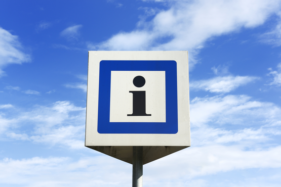 Schild mit einem I in der Mitte welches Blau umrandet ist
