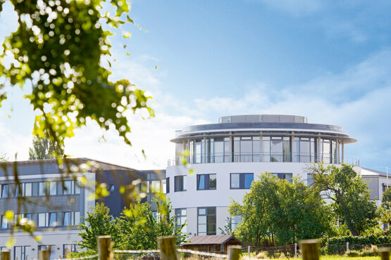 Aufnahme der Schön Klinik Bad Arolsen, grüne Landschaft im Vordergrund