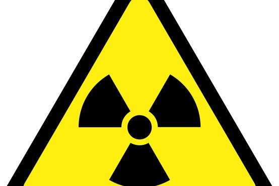 Warnsymbol für Radioaktivität: gelbes Dreieck mit schwarzem Strahlensymbol zur Kennzeichnung von Strahlenschutz.