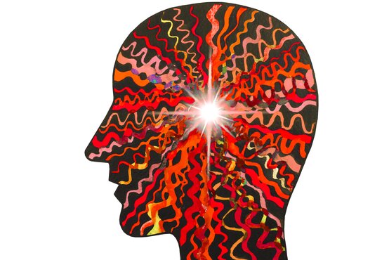 Abstrakte Kopf-Silhouette mit bunten Linien und leuchtendem Gehirnbereich, Symbol für neurologische Versorgung