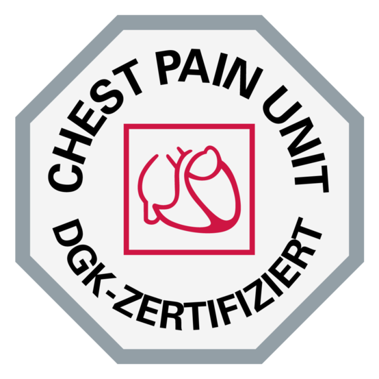 Achteckiges Siegel „CHEST PAIN UNIT DGK-zertifiziert“ mit rotem Herzsymbol auf weißem Hintergrund