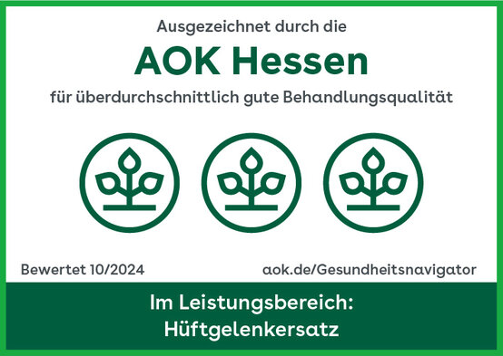 Grünes AOK-Qualitätssiegel 2024 für Hüftendoprothesen, rund mit AOK-Logo und Aufschrift „Hüftgelenkersatz“