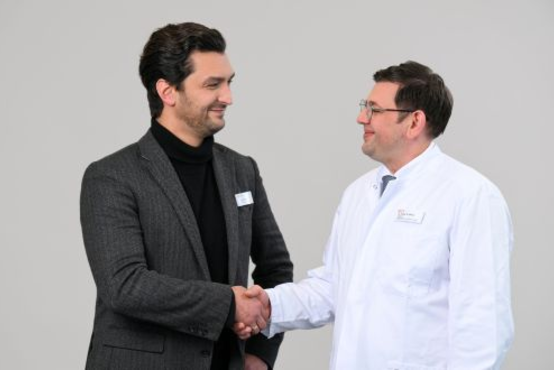 Martin Wiesel gratuliert Dr. Bratu zum Meilenstein von 100 Endoprothesen – Schön Klinik Lorsch
