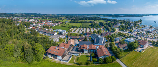 Luftaufnahme der Schön Klinik Roseneck am Chiemsee mit umliegender Natur und Klinikgebäuden