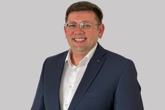 Porträt von Dr. medic (Rumänien) Albert Andrei Bratu, im blauen Anzug und weißem Hemd