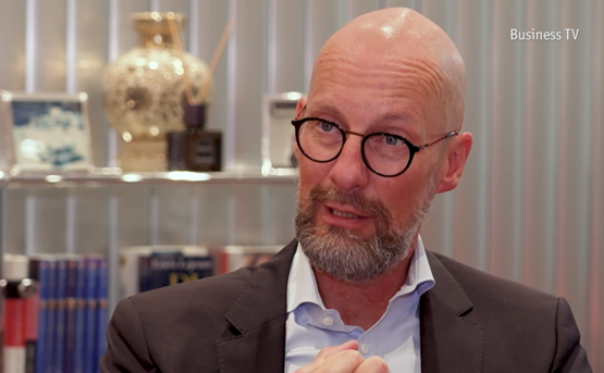 Prof. Dr. phil. h. c. mult. Erich Lejeune, Interview für TV-Beitrag, Schriftzug „Business TV“ oben rechts