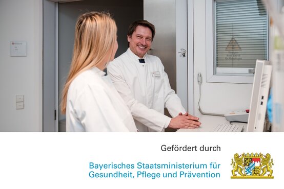 Zwei medizinische Fachkräfte. Text: gefördert durch Bayerisches Staatsministerium für Gesundheit, Pflege und Prävention