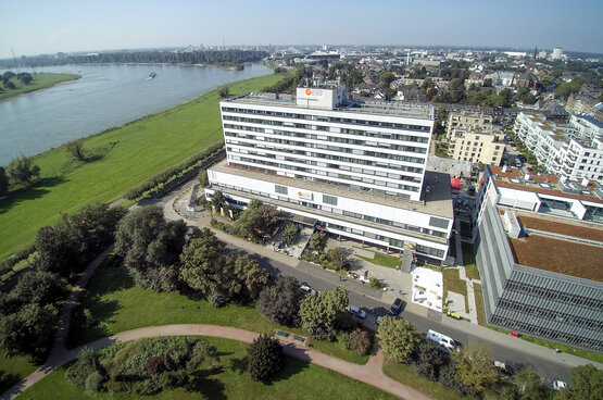Luftaufnahme des modernen Klinikgebäudes der Schön Klinik Düsseldorf am Rhein