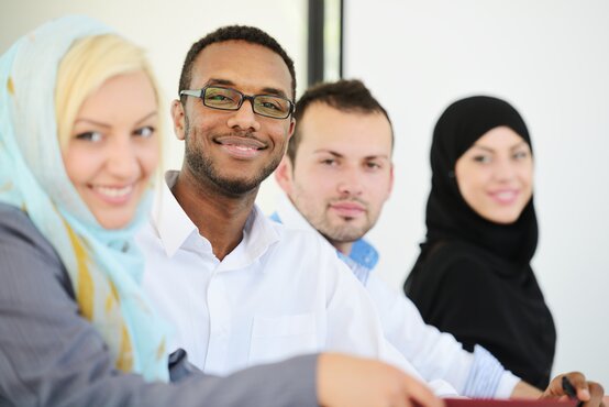 Multikulturelle Gruppe von Menschen in traditioneller und moderner Kleidung